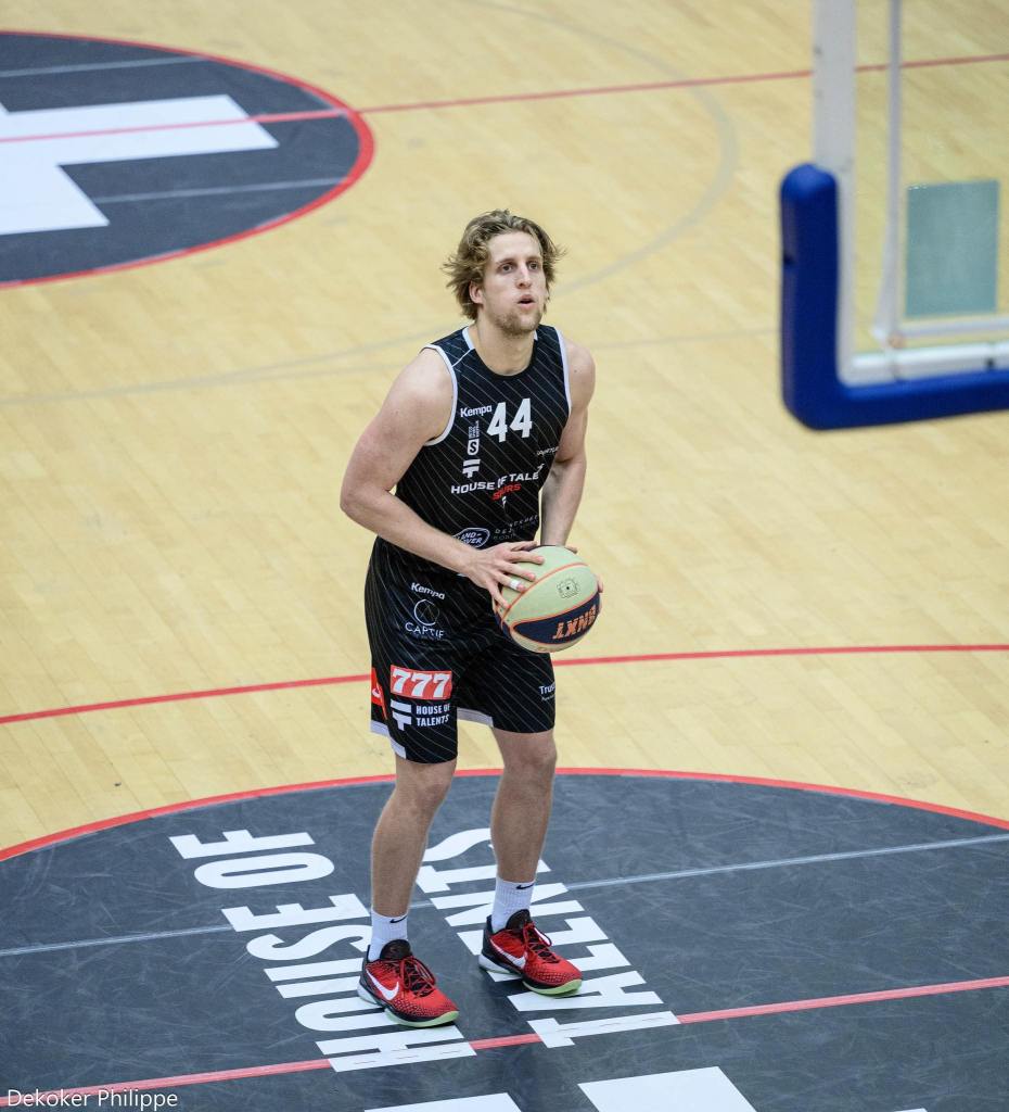A photo of Brevin Pritzl playing for his team HAKRO Merlins Crailsheim in the German league. 