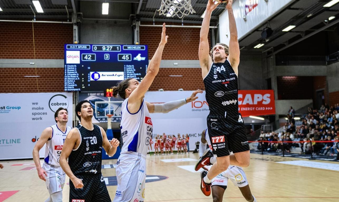 A photo of Brevin Pritzl playing for his German league team.