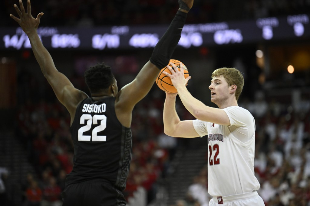 Steven Crowl looks for a pass against Sissoko from Michigan State.